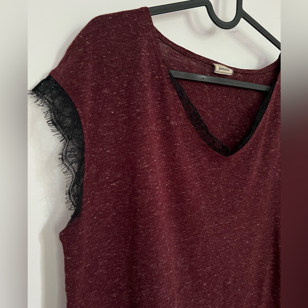 Top t-shirt Pimkie boxy burgundy bordeaux lace V-neck chandail dentelle office